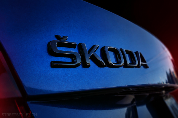 Škoda Heck Schriftzug Monte Carlo Black F9R auf blauem Fahrzeug Streetstylez